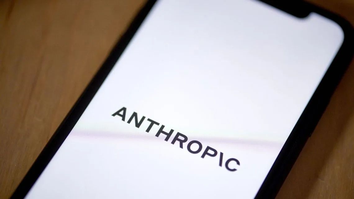 Anthropic alcanza valuación récord de US$965.000 millones y acelera la carrera de la IA