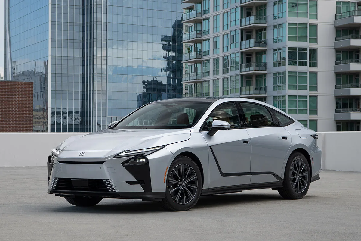 Así es el nuevo Lexus ES electrificado que llegó a la Argentina
