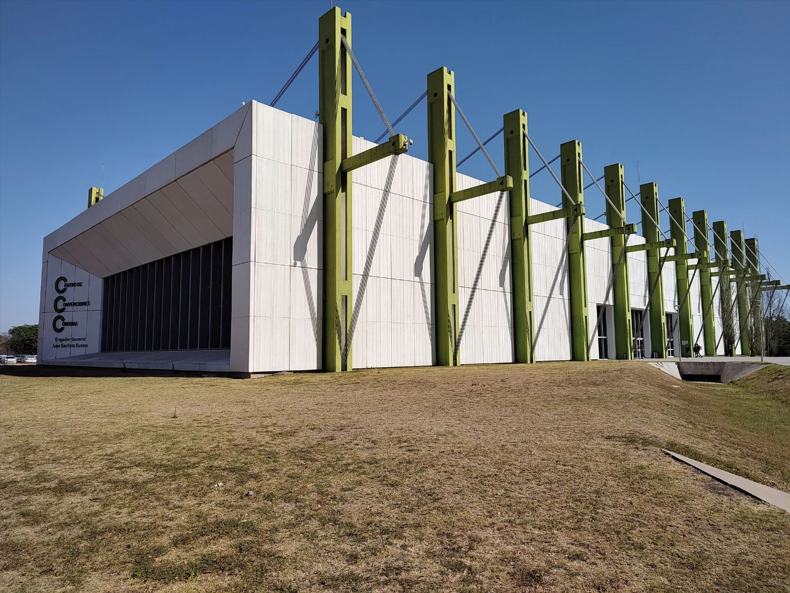 Centro de Convenciones Juan Bautista Bustos, ubicado en el Complejo Ferial Córdoba. Se encuentra ubicado en la zona norte de la Ciudad de Córdoba, Argentina.