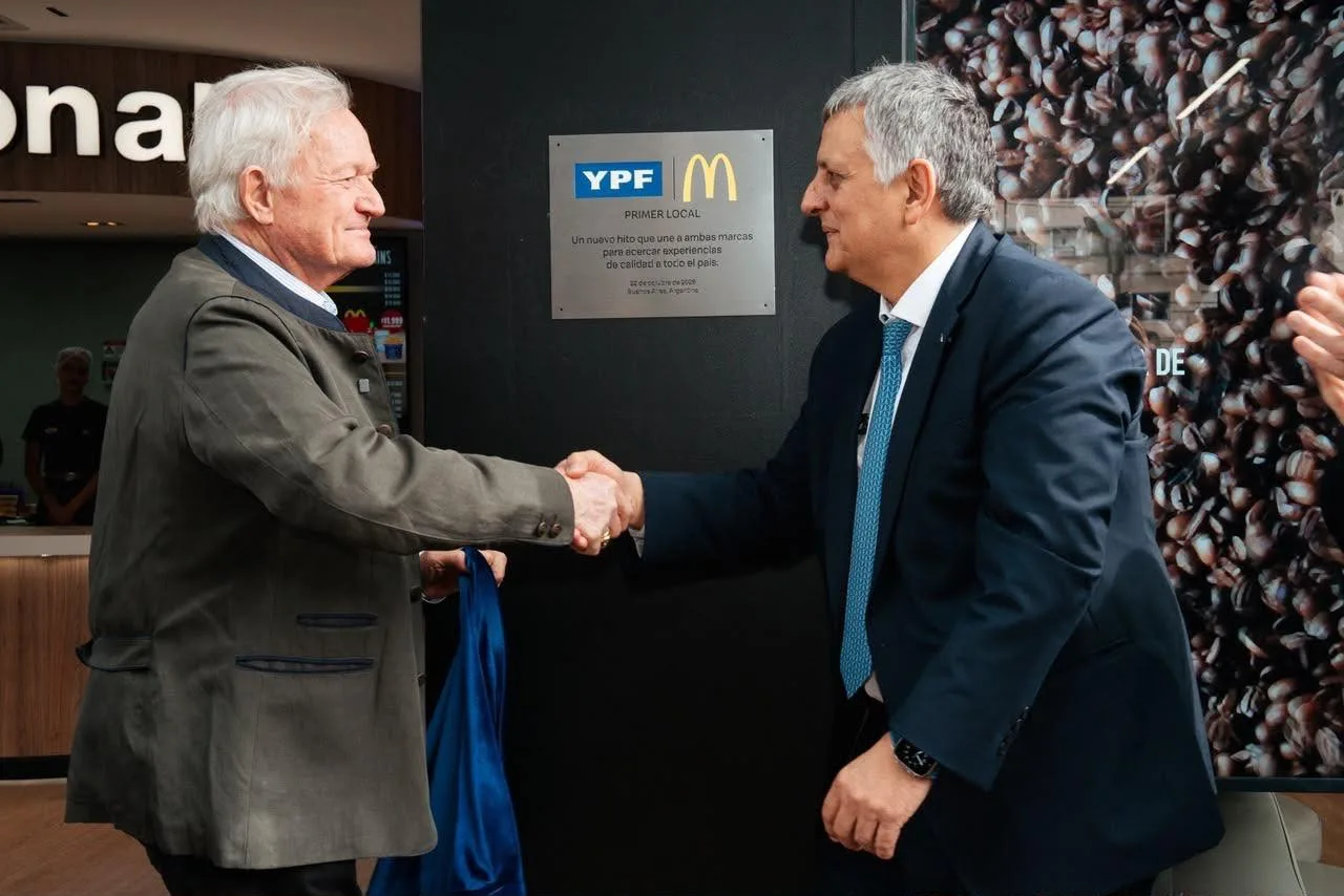 YPF y McDonald’s inauguran en Argentina un espacio que combina combustible, comida y tecnología premium